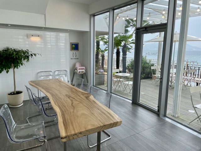 바다를-바라보면서-노트북을-두드리고-싶게-만들었던-테이블