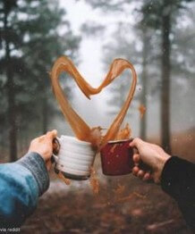 커피로-건배를-하는데-흘러나온-커피가-하트를-그리는-모습