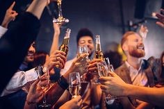 여러-사람이-술잔을-부딪치며-축하하는-사진