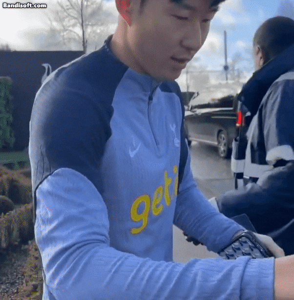 한국 대표팀 주장 손흥민(32&middot;토트넘)이 이강인(23&middot;파리 생제르맹)등과 물리적 충돌 과정에서 손가락이 탈구된 것으로 알려진 가운데, 팬에게 사인을 해주는 도중 후유증으로 인한 고통을 느끼는 모습이 포착됐다. [사진=온라인 커뮤니티]