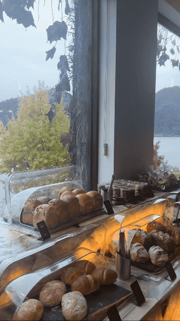 데너리스 내부 빵 진열대와 창밖으로 보이는 강뷰. 빵들을 카메라로 훑는 동영상 바깥에 북한강과 정원이 펼쳐지는 gif