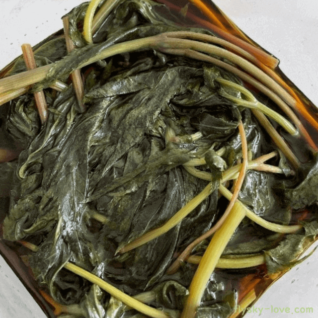 끓는 물에 데친 당귀잎