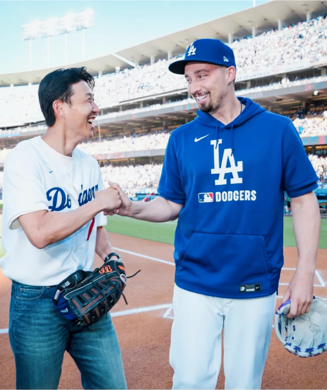 손흥민 시구&amp;#44; 뷔 시구&amp;#44; MLB 시구&amp;#44; 메이저리그 시구&amp;#44; 손흥민 MLB&amp;#44; 뷔 MLB&amp;#44; 다저스타디움 시구&amp;#44; 양키스타디움 시구&amp;#44; MLB 시구 비교&amp;#44; 시구 레전드&amp;#44; MLB 역대 시구&amp;#44; 조지 부시 시구&amp;#44; 버락 오바마 시구&amp;#44; 50센트 시구&amp;#44; 시모네 바일스 시구&amp;#44; 유현진 배지현 시구&amp;#44; K스타 시구&amp;#44; 한류 스타 시구&amp;#44; MLB 팬 서비스&amp;#44; 뷔 손흥민 브로맨스&amp;#44; 뷔 팬 서비스&amp;#44; 손흥민 글로벌 인기&amp;#44; K팝 메이저리그 진출&amp;#44; 메이저리그 한류&amp;#44; MLB 문화 마케팅&amp;#44; 스포츠 퍼포먼스&amp;#44; 한국 연예인 시구&amp;#44; 손흥민 뷔 직캠&amp;#44; 시구 레전드 영상