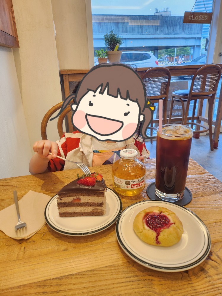 케이크를 먹는 아이