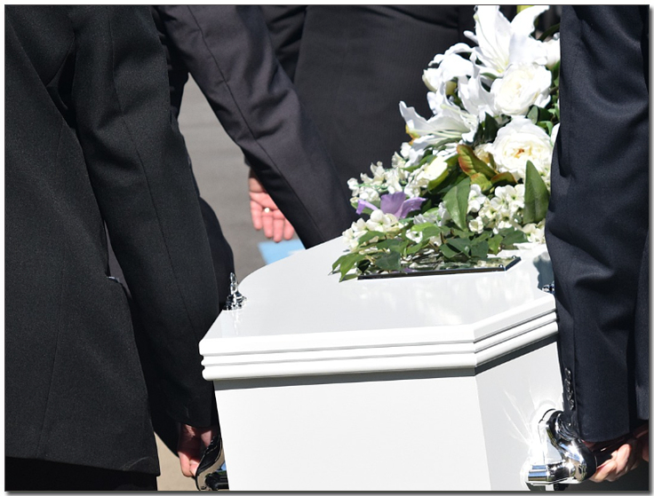 입관을 하고 있는 사람들