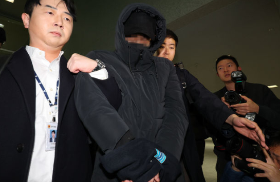 가상화폐 '테라&middot;루나' 폭락 사태 관련 테라폼랩스의 전 재무 책임자 한창준이 지난 6일 오후 인천국제공한 제2터미널을 통해 송환되고 있다. [사진=뉴시스]