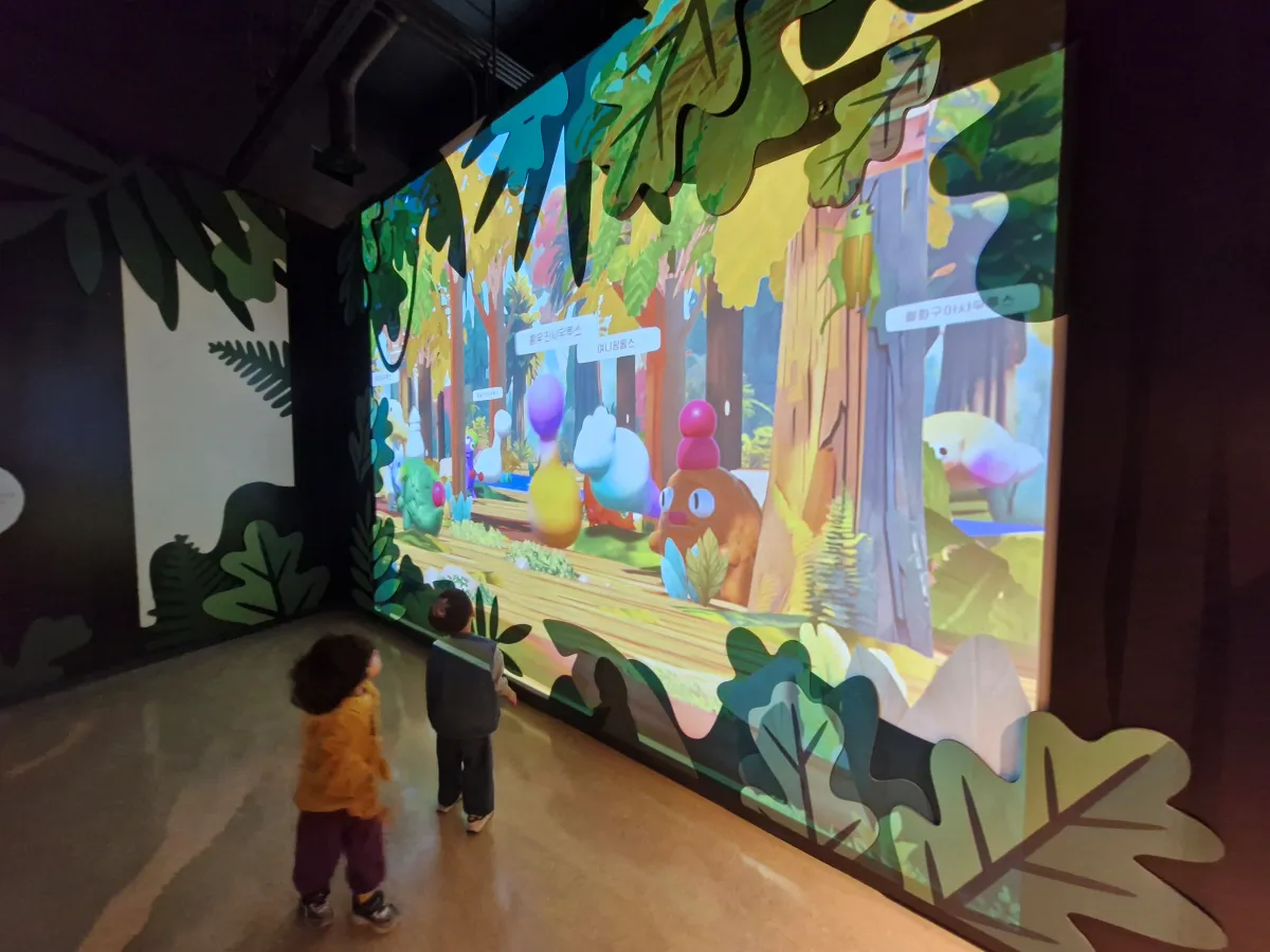 공룡숲-프로그램-커다란-스크린에-방영되고-있는-공룡만화