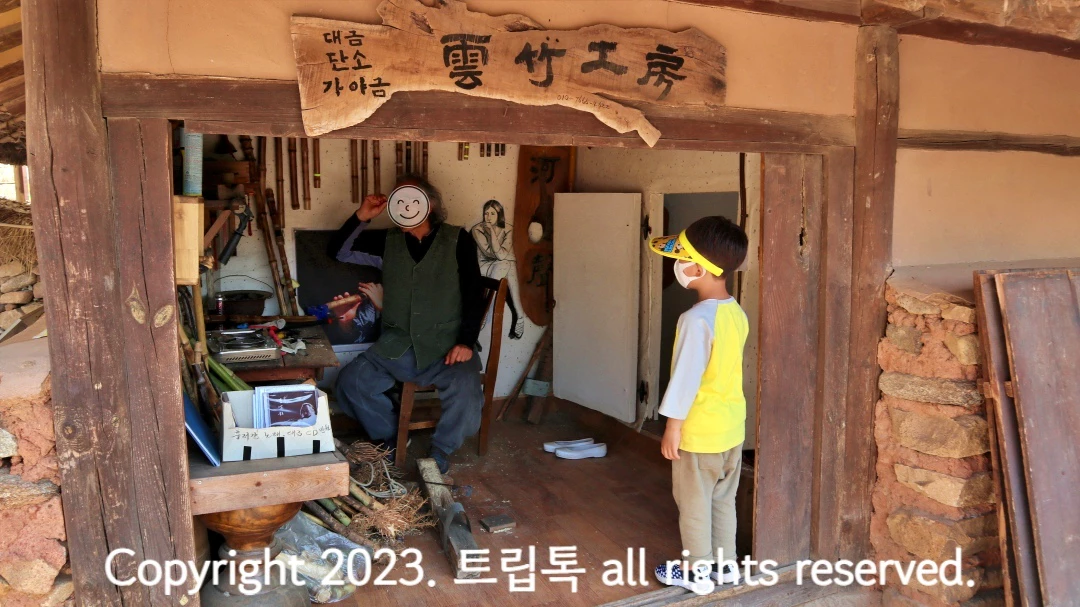 한자로 운죽공방이라고 써있는 장소에서 한 할아버지가 대금이나 단소를 만들고 계신다