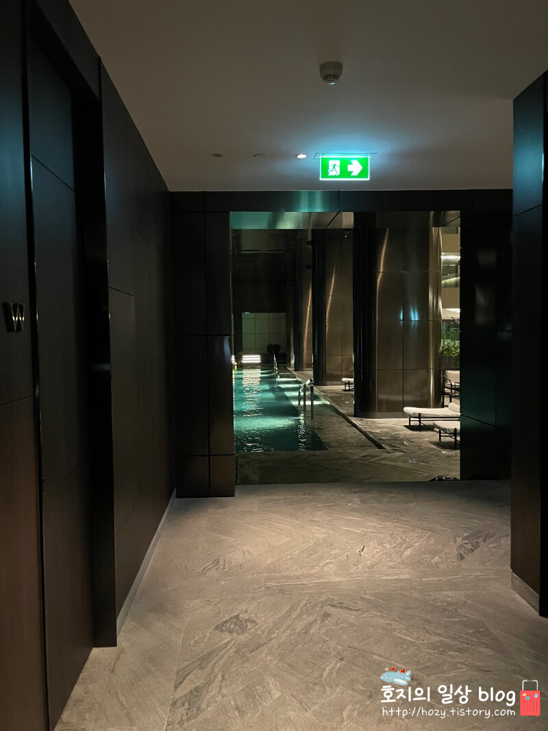 방콕 신돈 캠핀스키 사우나&수영장 연결 통로