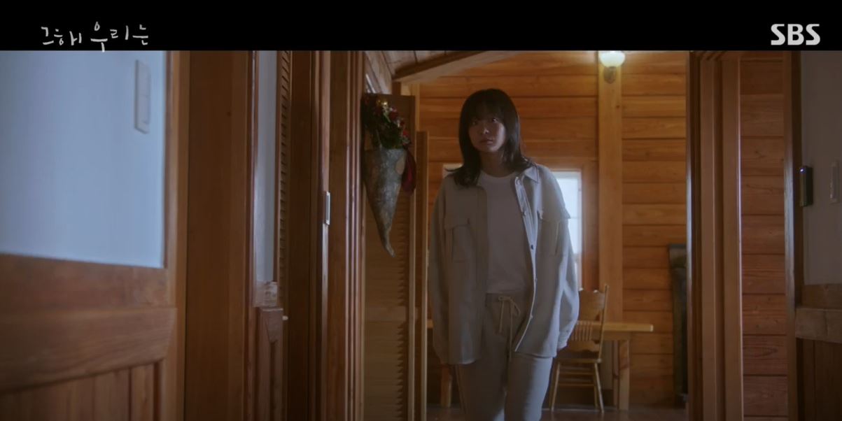 아침에 일어나서 아무도 없자 막스마라 셔츠 재킷을 입은 영수가 아래로 내려옴