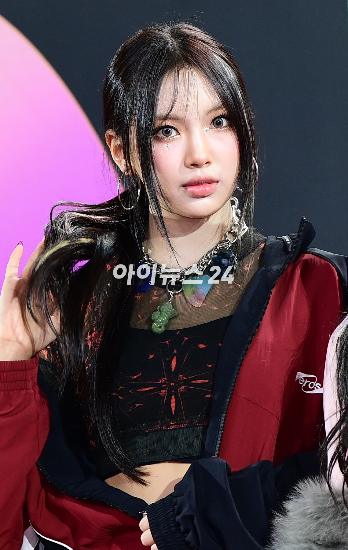 &#39;오늘도 실험적 패션&#39; 그룹 뉴진스(NewJeans)가 2일 오후 인천광역시 중구 인스파이어 아레나에서 열린 MMA2023(멜론뮤직어워드) 레드카펫 행사에 참석하고 있다. [사진=정소희 기자]