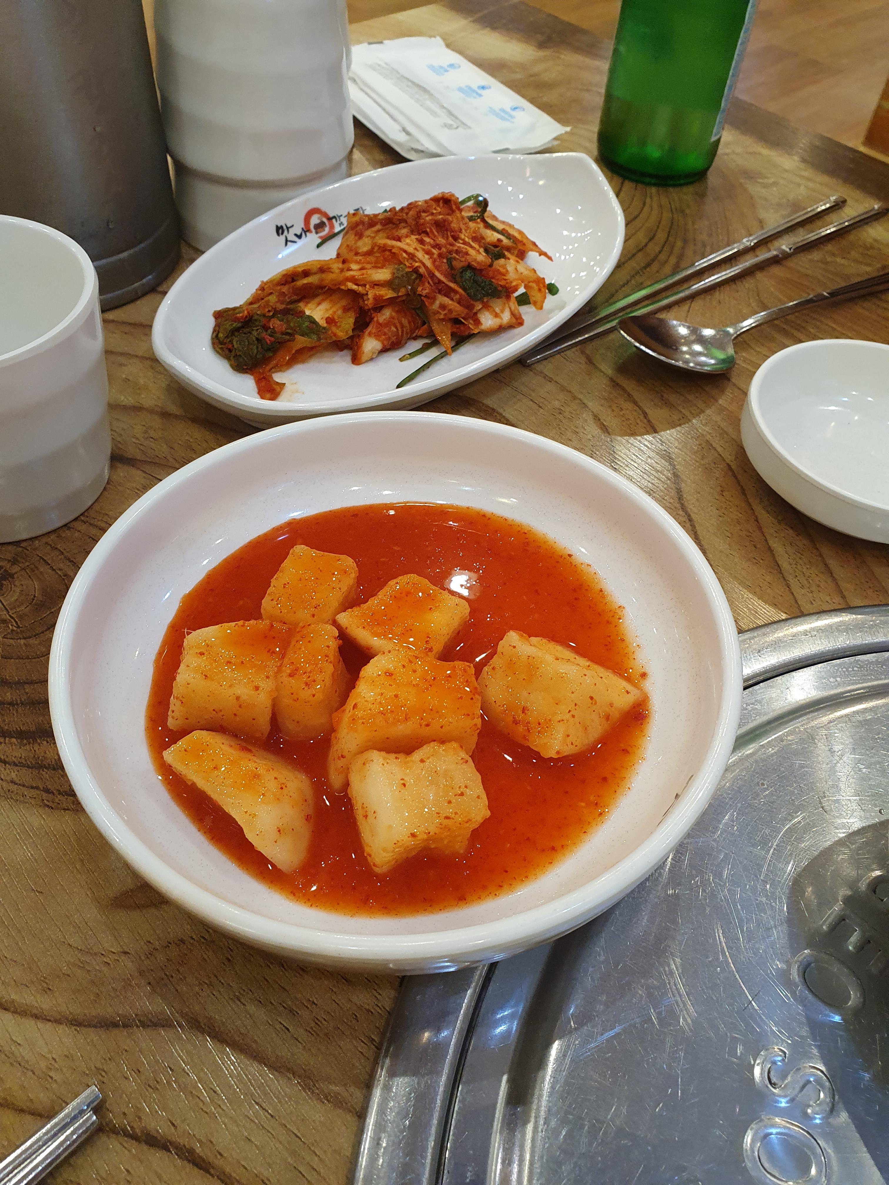 원내동 맛나감자탕 뼈찜에 나오는 반찬들 배추겉절이, 깍두기 난 여기 깍두기가 참 맛있음. 풀이 많이 들어간 깍두기임!