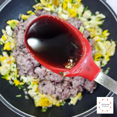 간장 달걀 볶음밥-밥과 간장 넣고 볶기