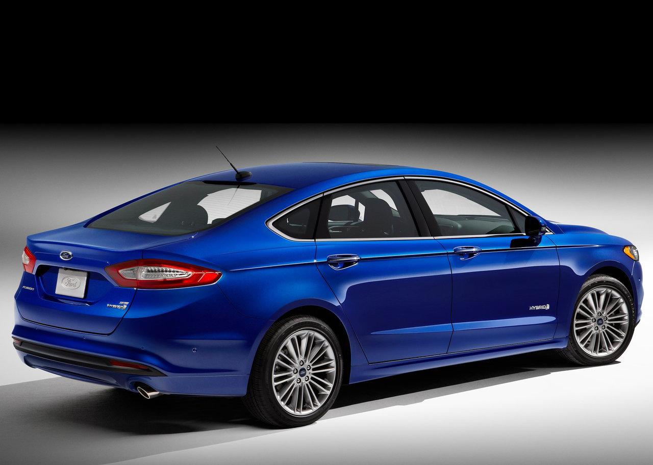 2019년식 포드 퓨전 하이브리드 블루 색상 모델 후측면 사진