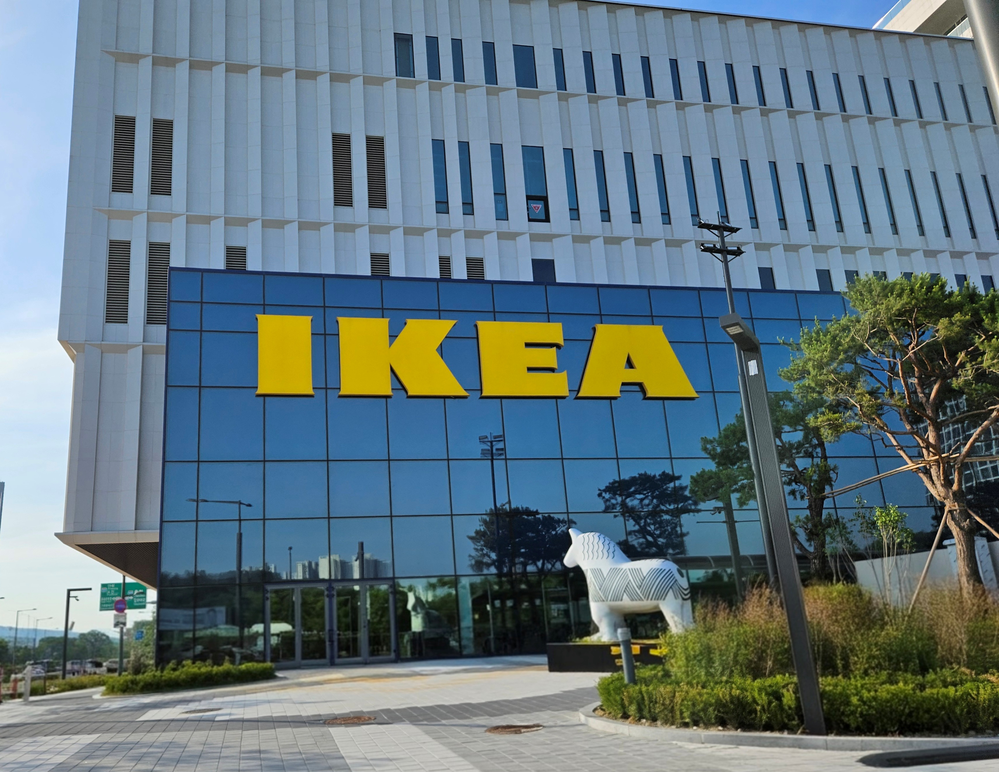 이케아-강동점-건물-말-조형물