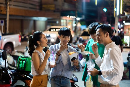사람들이 길가에서 음식을 먹고있다