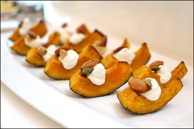 견과류가 올려진 단호박 구이