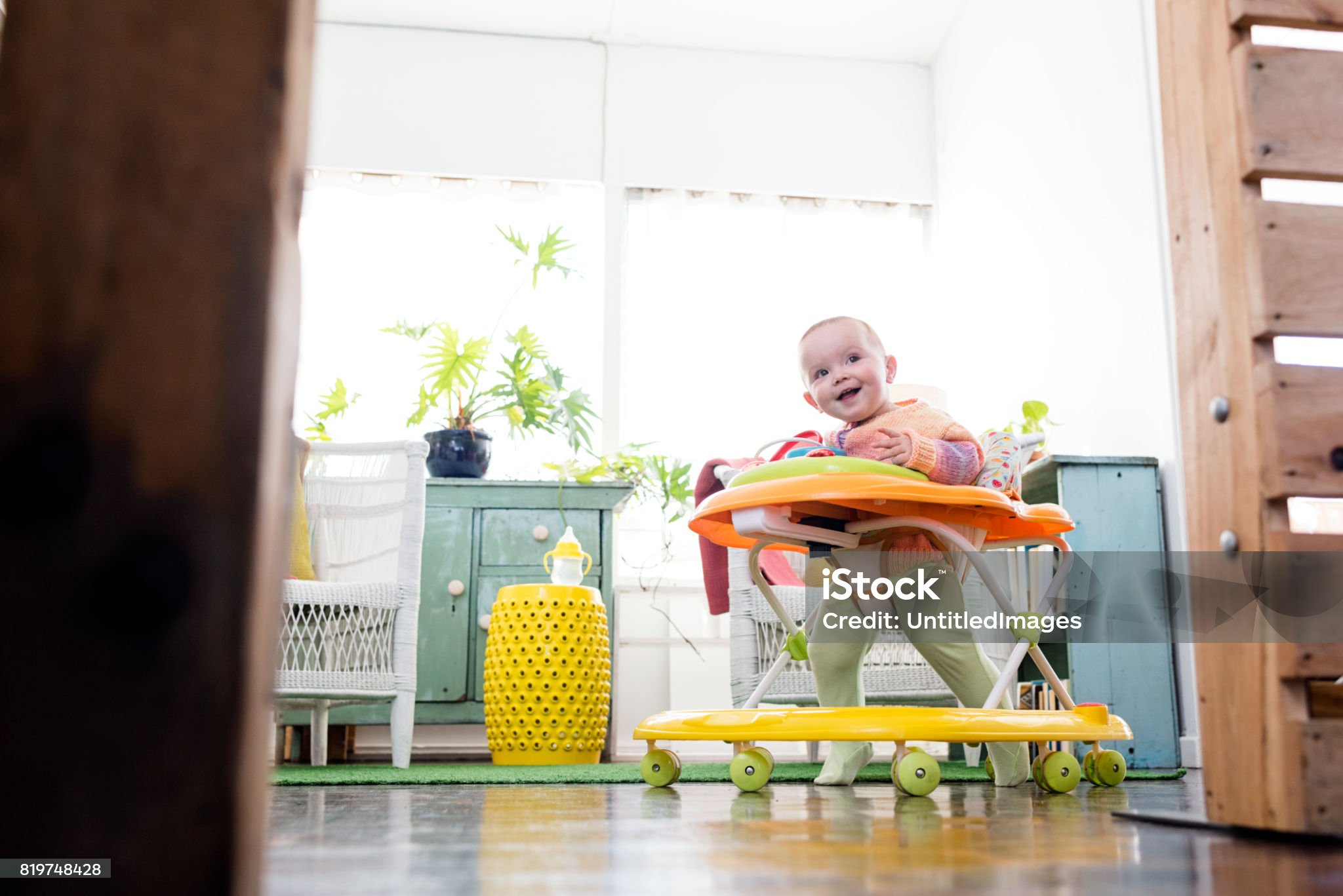 보행기를 타고있는 아기