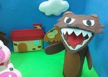 동화 '아기돼지 삼형제' 중 늑대 인형으로 역할 놀이하는 활동은 언어 발달에 좋은 동화 놀이 중 하나이다.