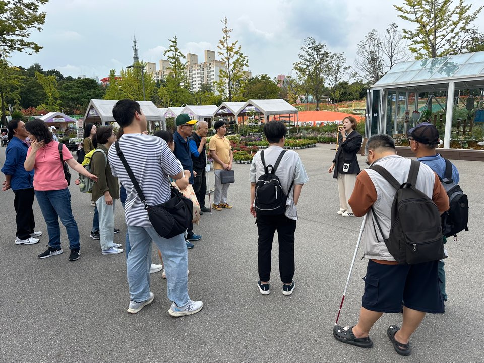 관람해설사의 도슨트 투어를 듣고 있는 모습