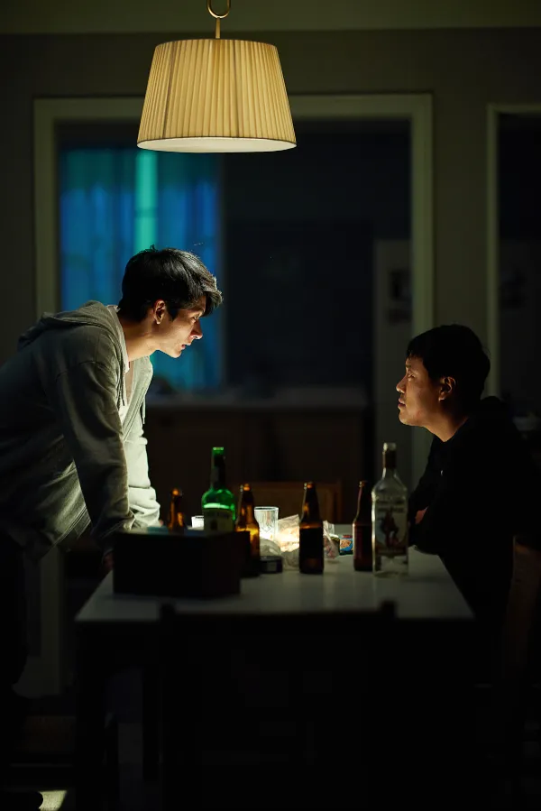 함께 술을 마시는 문석과 치훈