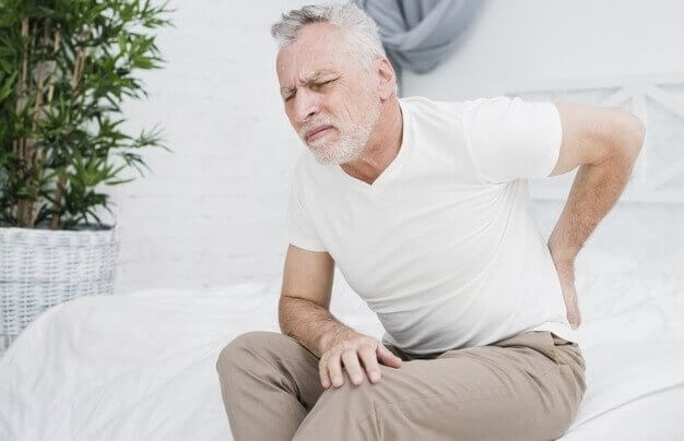 허리가-아픈-노인