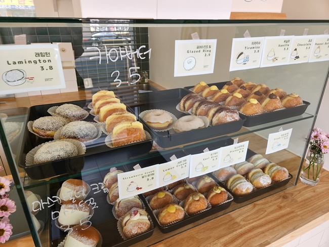 구리 어나더바이트 매장 도넛들 진열대