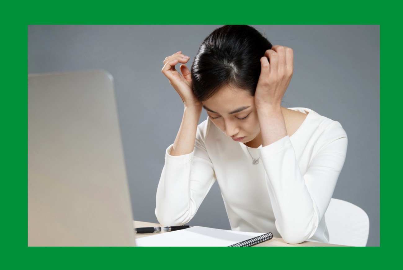 머리가 아픈 여자 사진