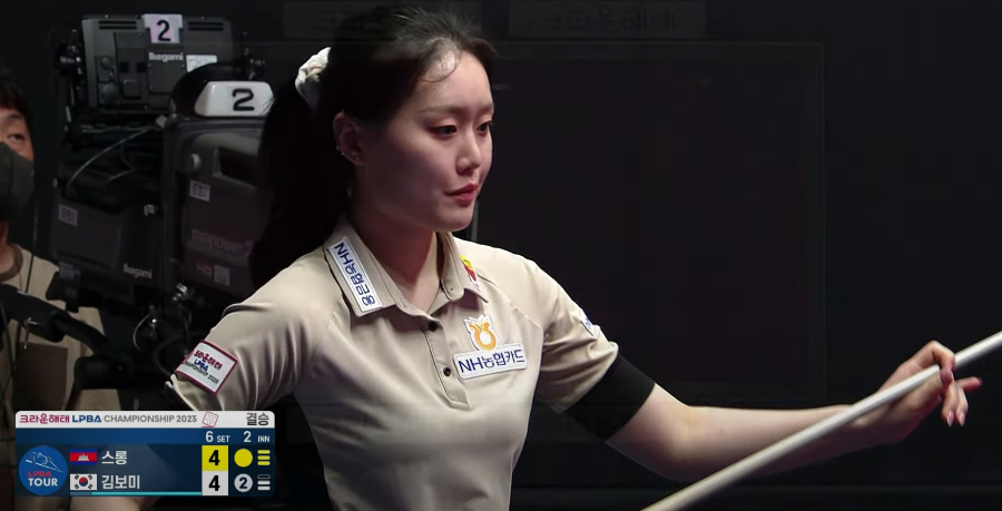 크라운해태LPBA 챔피언십 2023 결승전에서 경기를 평치는 김보미 당구선수