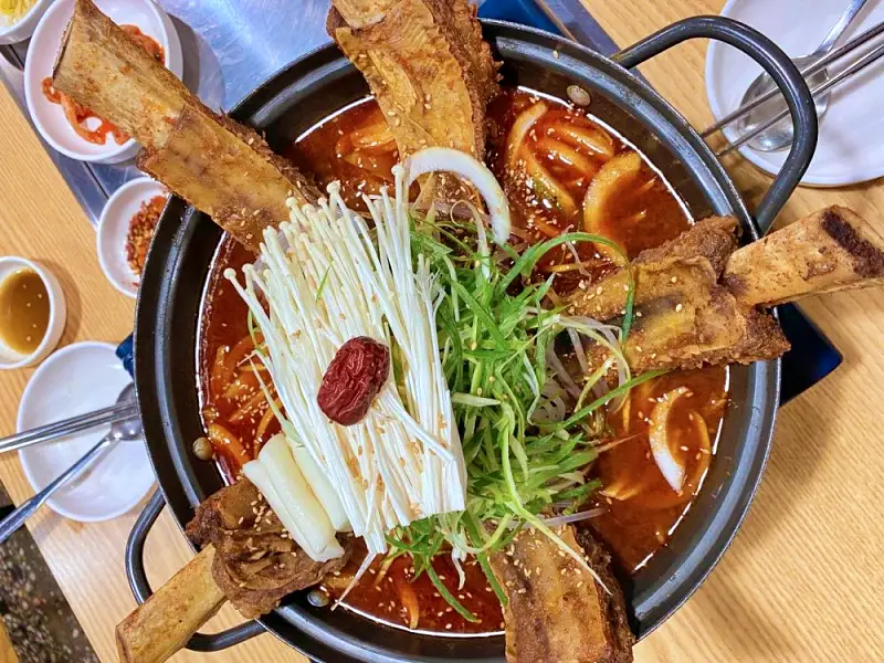전참시 전지적참견시점 매니저 추천 매운 갈비, 매운갈비찜 맛있는 식당 홍현희 제이쓴 만삭 사진 화보 촬영 제주 여행 함덕 해수욕장 맛집 소개