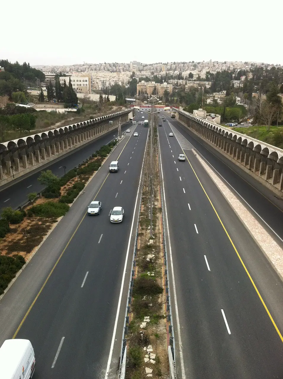 멀리서 보는 회색 고속도로차선