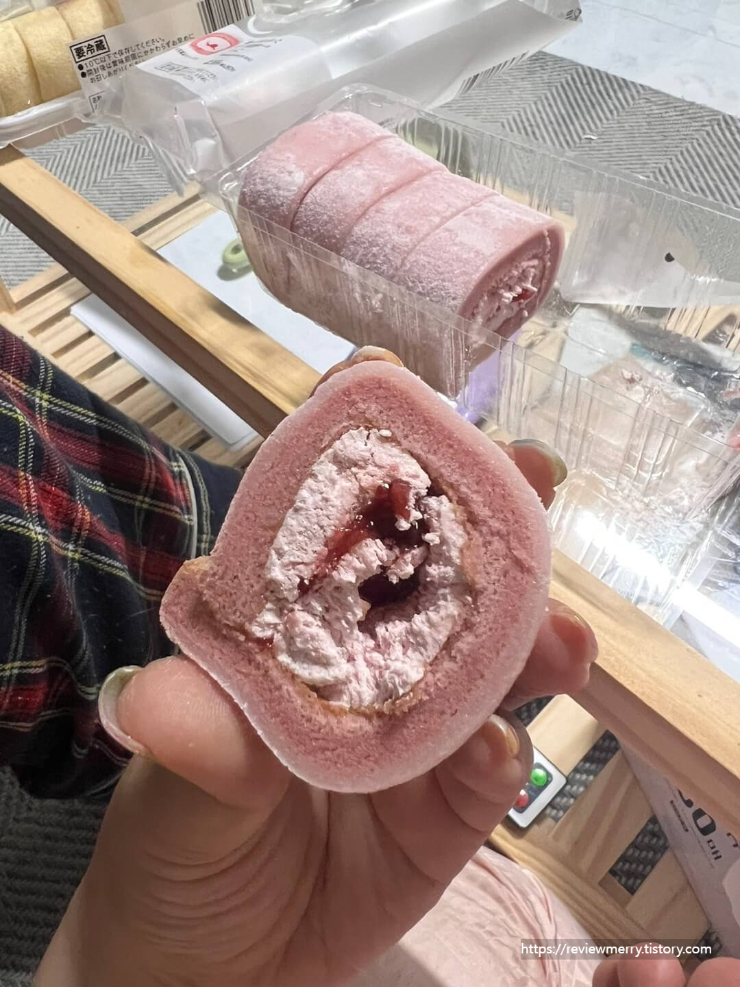 딸기 모찌롤 단면