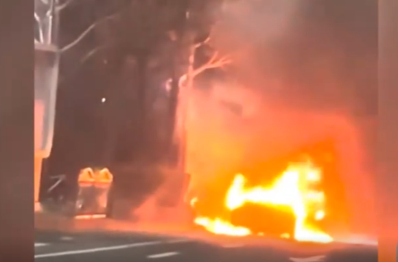 이날 오전 3시께 서울 강남구 청담동 도산대로에 멈춰 선 택시에서 불이 났다. [사진=MBC 보도 캡처]