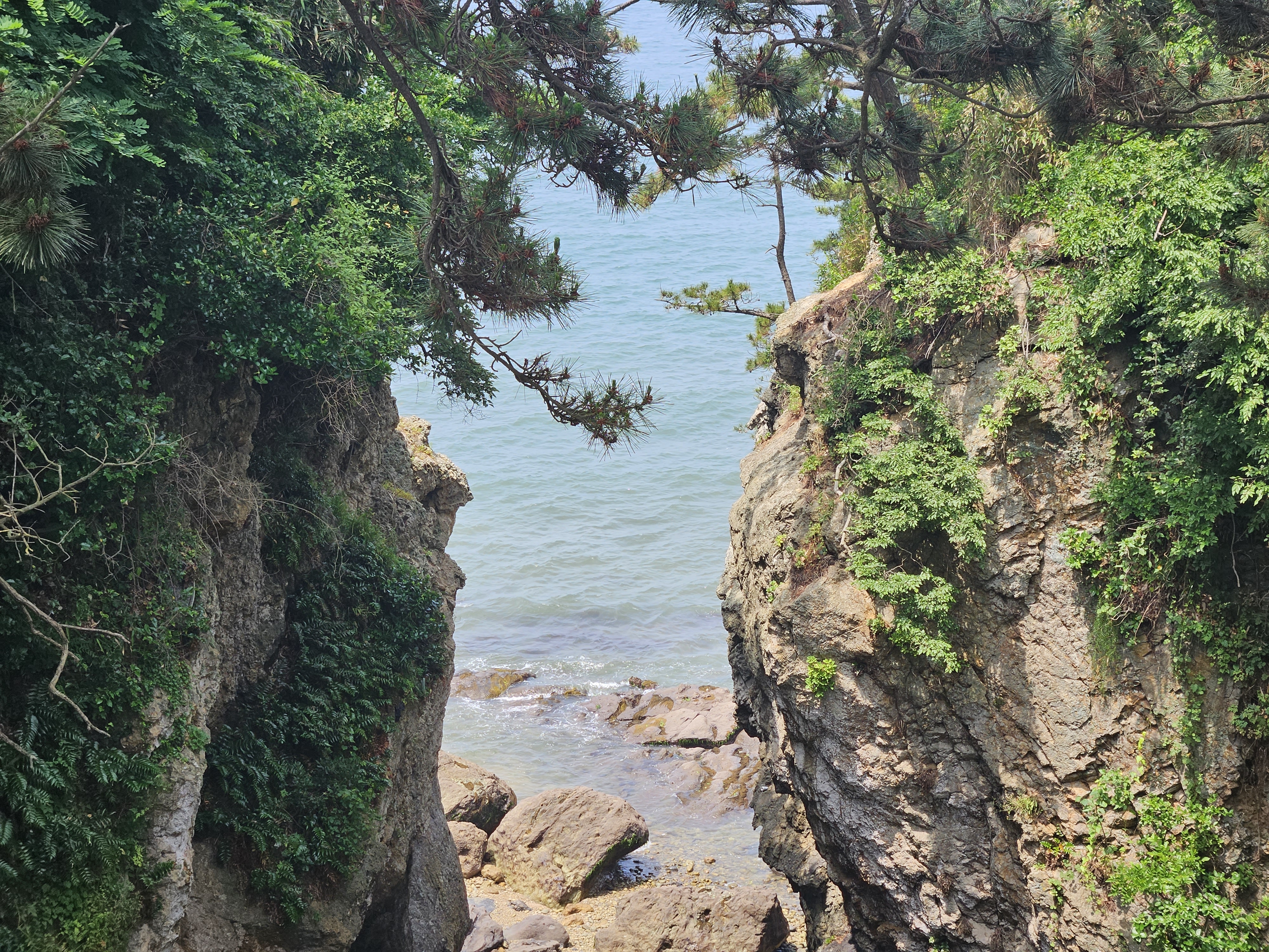 바위들 사이로 보이는 바다