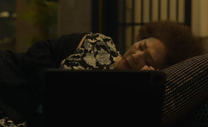 휴대폰이 뒤에서 울리는데 알아차리지 못하고 자고 있는 만흠