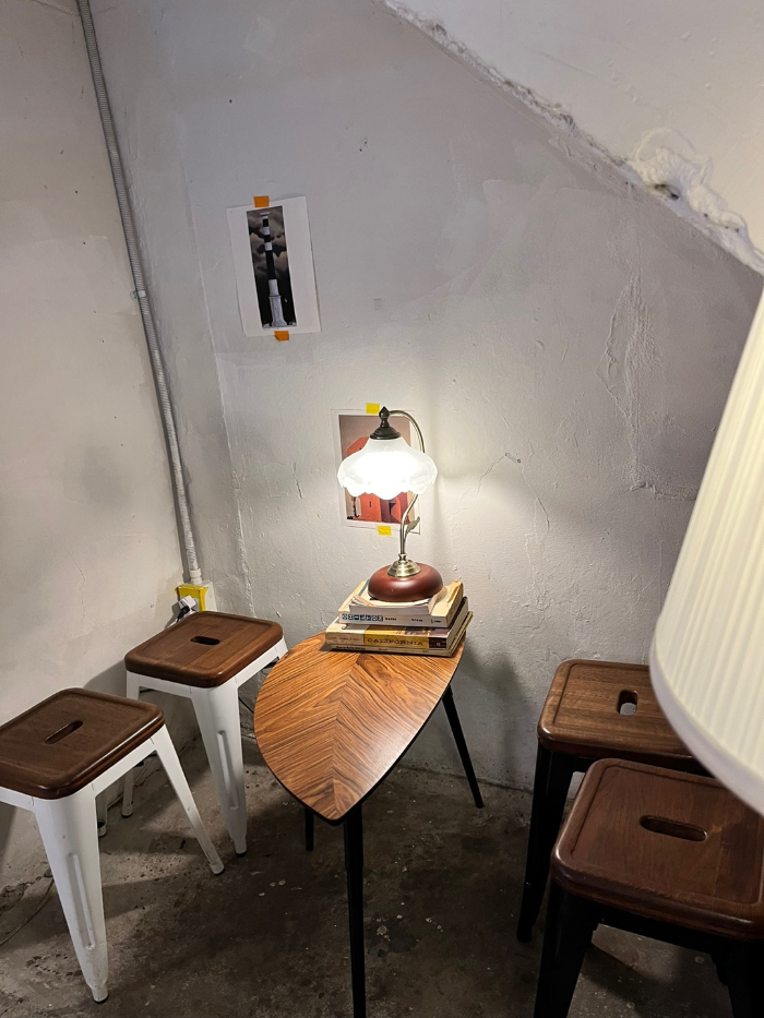 계단 밑 4인 좌석