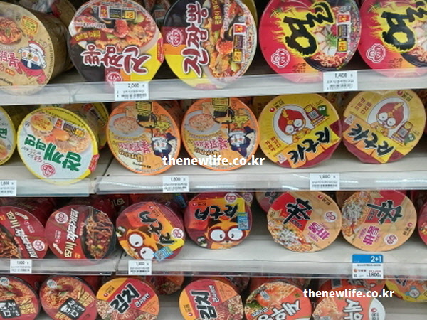 편의점 진열대에 가득 진열된 다양한 컵라면 사진, 소화 불량을 일으키기 쉬운 대표적인 밀가루 음식 종류