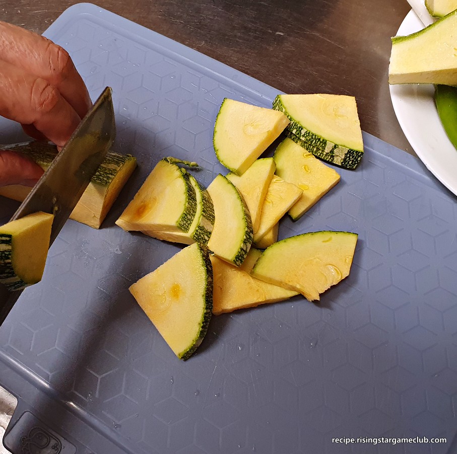 호박 볶음을 만들기 위해서 호박을 0.5cm 간격으로 썰어주는 사진