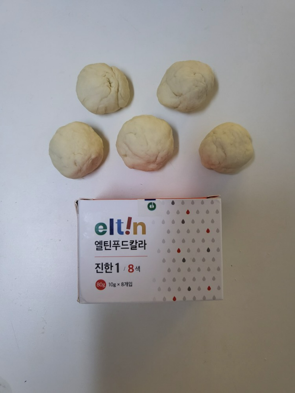 밀가루 반죽과 식용색소