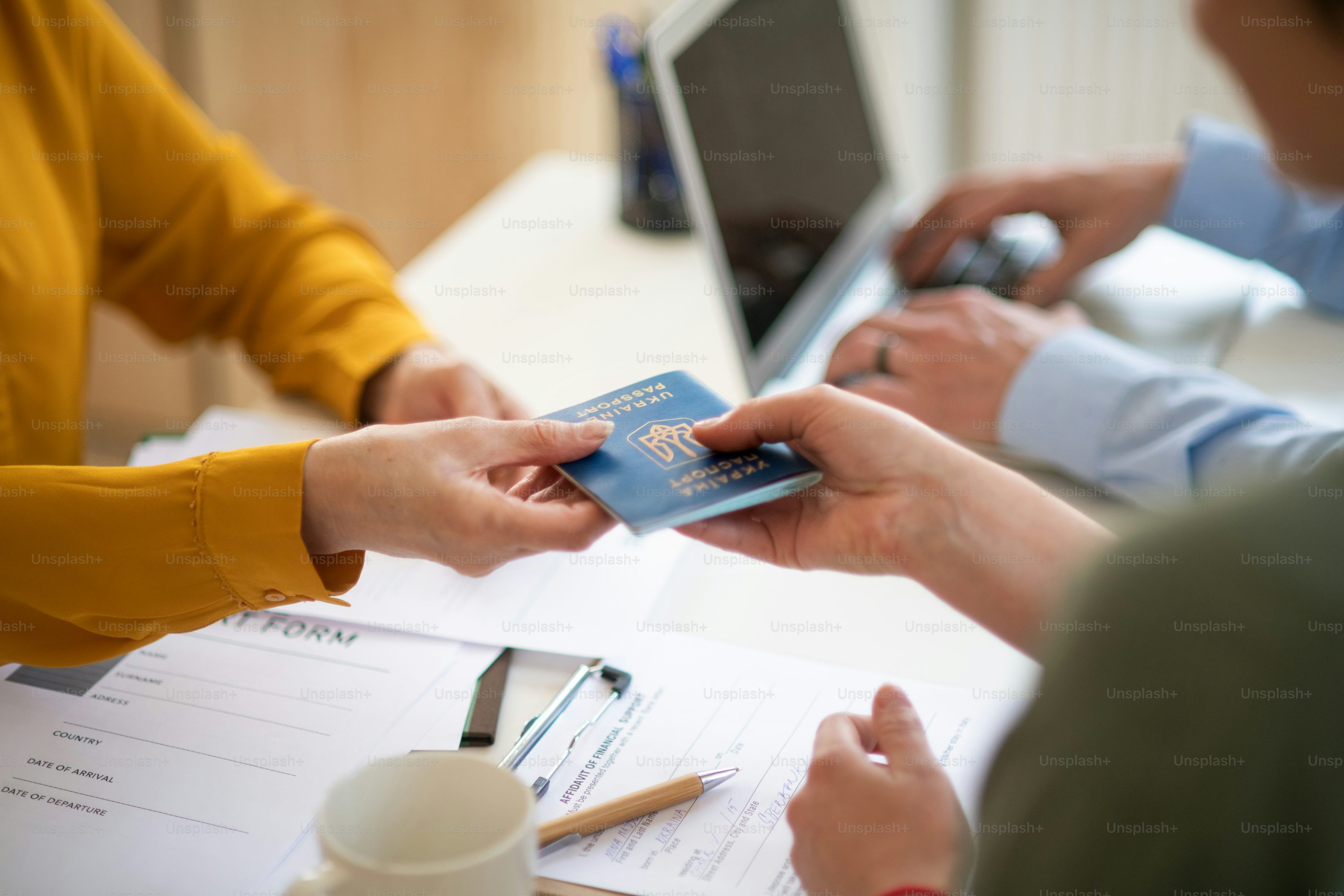 신용대출을 받기 위해 직장인이 은행 창구에서 서류작성을 위해 신분증을 건네는 이미지