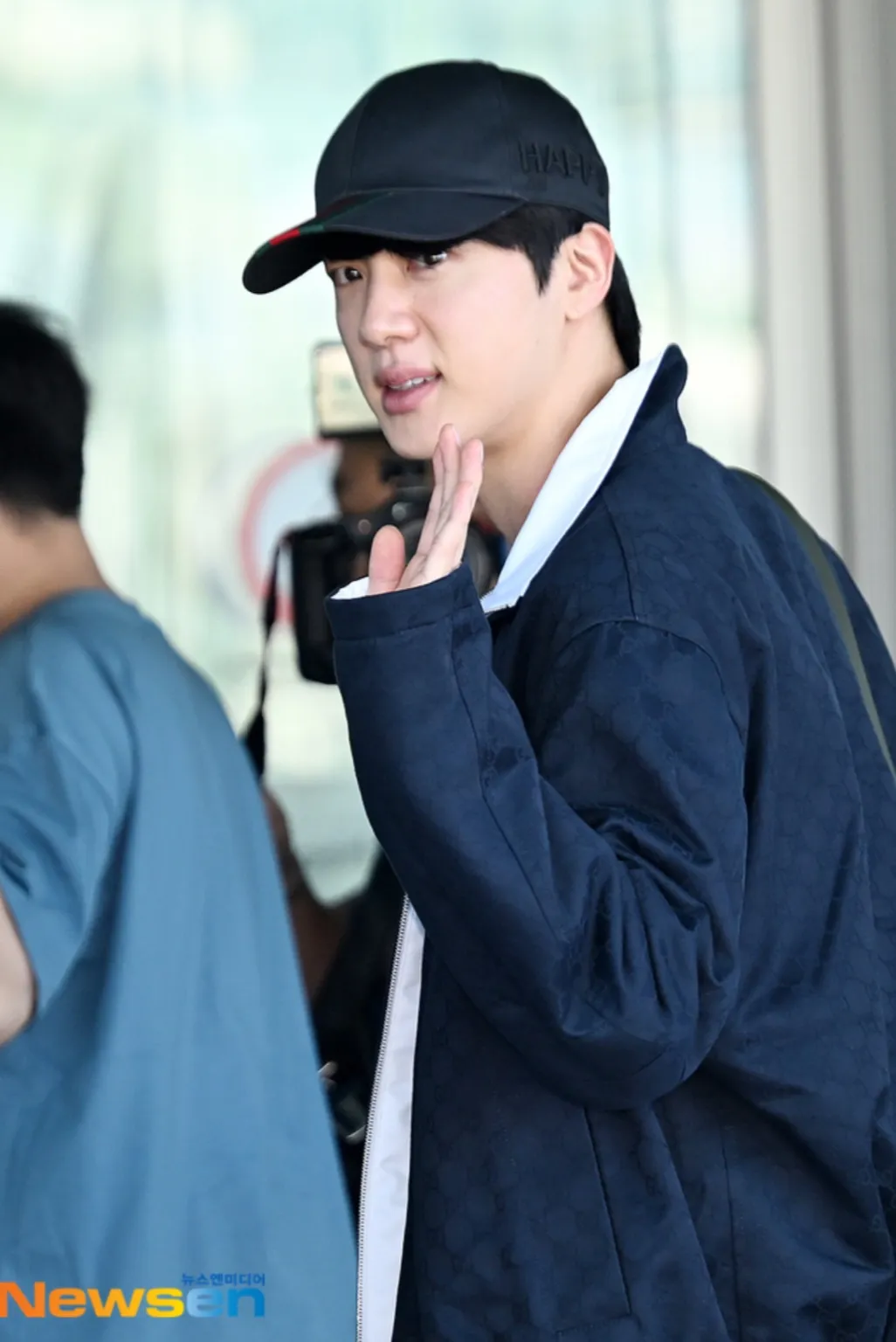 BTS 진 밀라노 구찌, 구찌 진 공항패션, BTS 진 패션위크, 2025 F/W 패션쇼 진, 진 구찌 패션위크 룩, 진 공항패션 아이템, 글로벌 베스트 드레서, 진 착장 품절, 남친룩 참고, 공식 구찌 앰버서더, 진 스니커즈, 진 모자, 구찌신상, 밀라노 패션위크 진, 진 구찌 룩