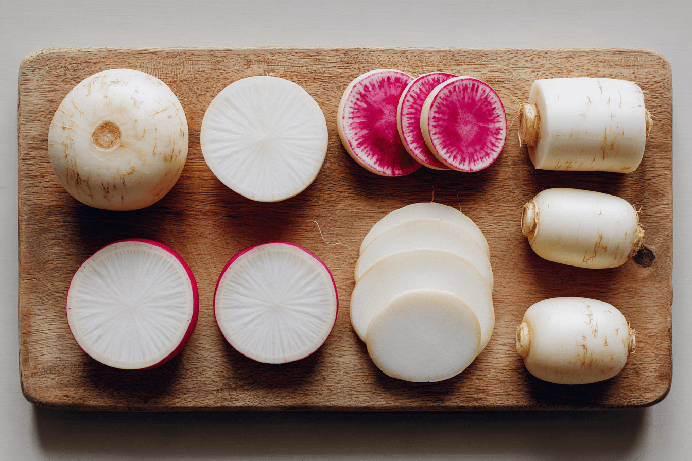 도마-위에-썰은-무가-놓여있는-이미지