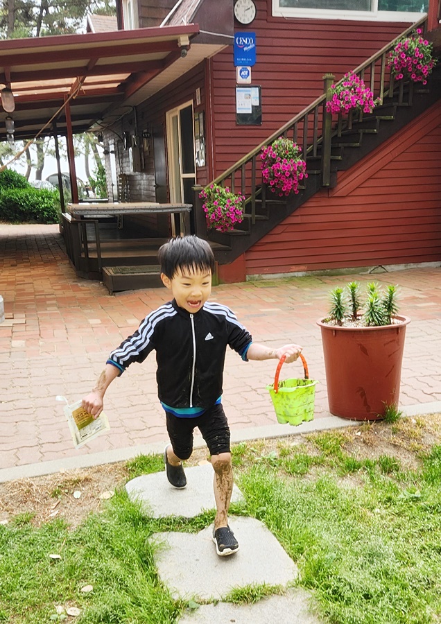 양동이 들고 신나게 뛰어다니는 쿠웅이