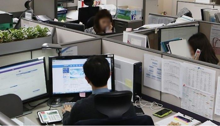 직장인임금인상률,대기업연봉,중소기업임금,연봉인상,직장인현실,임금격차,실질임금,물가상승,회사규모차이,연봉통계,근로자임금,직장인경제,노동시장,임금양극화,연봉체감,회사생활,재테크기초,직장인정보,경제이슈,연봉분석,월급이야기,근로소득,직장인통계,한국경제,임금현실