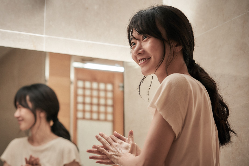 2025 영화 &#39;바이러스&#39; 리뷰 : 감염되면 사랑에 빠지는 독특한 로맨스