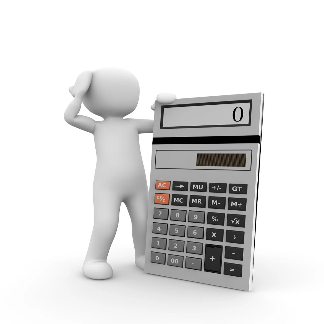 계산기 잡고 서 있는 사람 사진