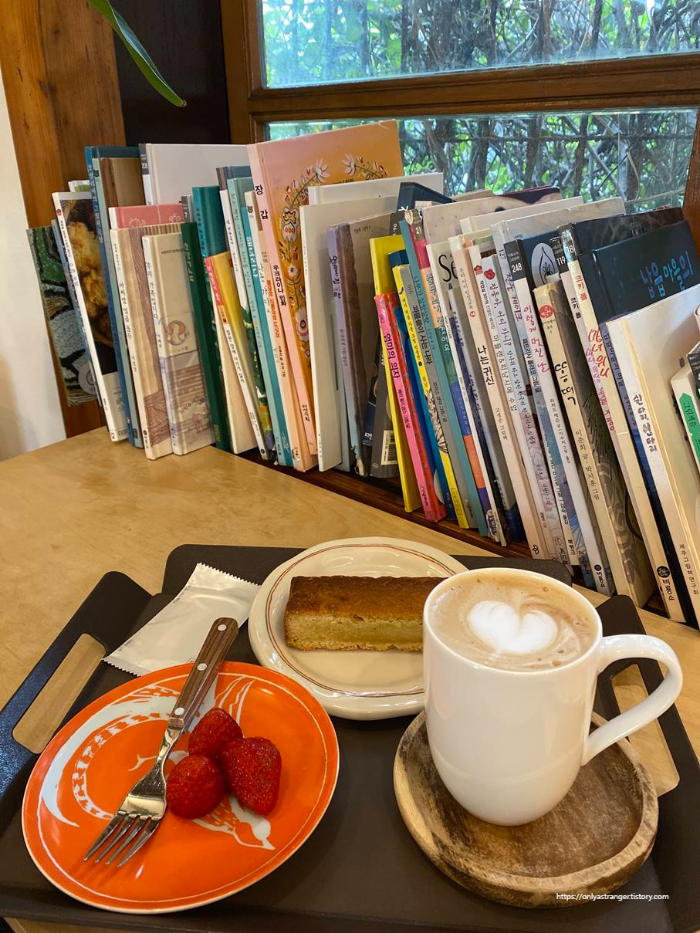 버터바와 라떼 그리고 선물로 받은 딸기