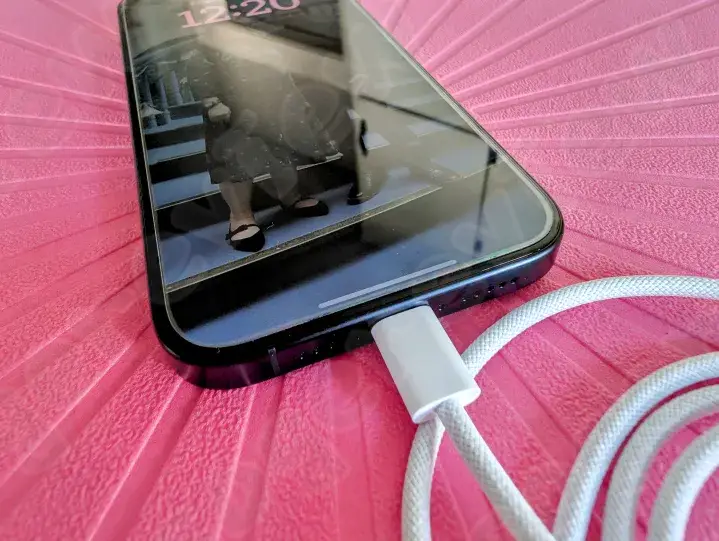 아이폰 15 프로와 함께 제공되는 USB-C 케이블