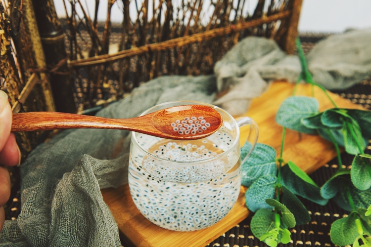 물에 잠긴 바질 씨앗을 숟가락으로 뜬 모습