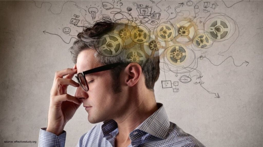 집중하고 있는 남성의 사진